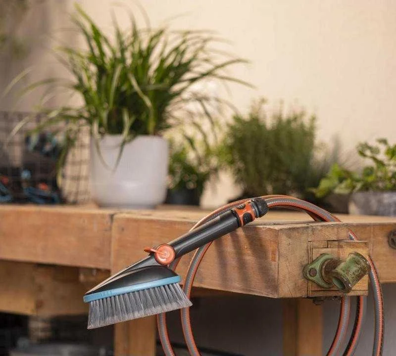 Gardena "Cleansystem" rankinis šepetys "Soft" M, su vandens jungtimis, skirtas mažesniems paviršiams