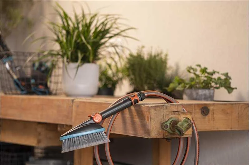 Gardena "Cleansystem" rankinis šepetys "Soft" M, su vandens jungtimis, skirtas mažesniems paviršiams