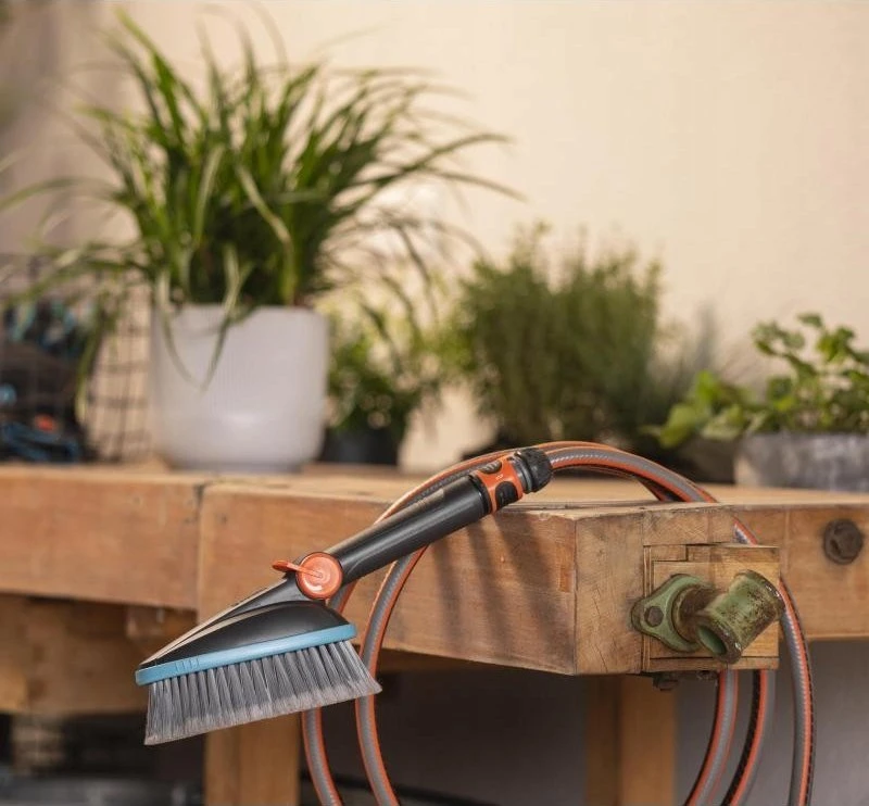 Gardena "Cleansystem" rankinis šepetys "Soft" M, su vandens jungtimis, skirtas mažesniems paviršiams