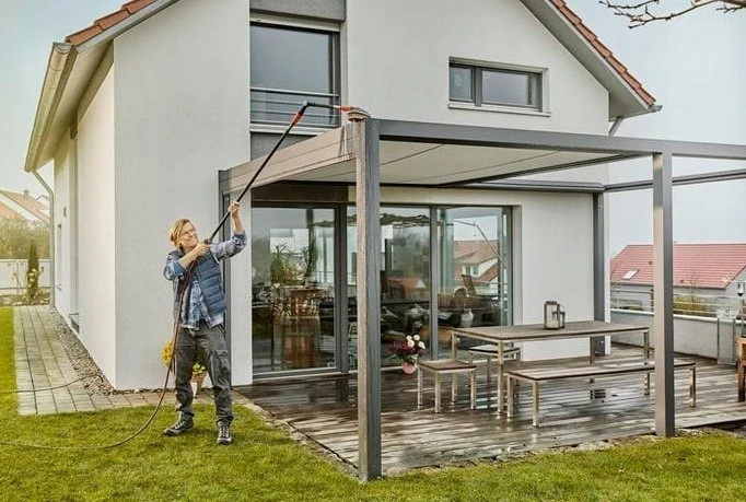 Gardena "Cleansystem" rankena "Flex", prijungiama prie vandens tiekimo, skirta sunkiai pasiekiamoms vietoms plauti