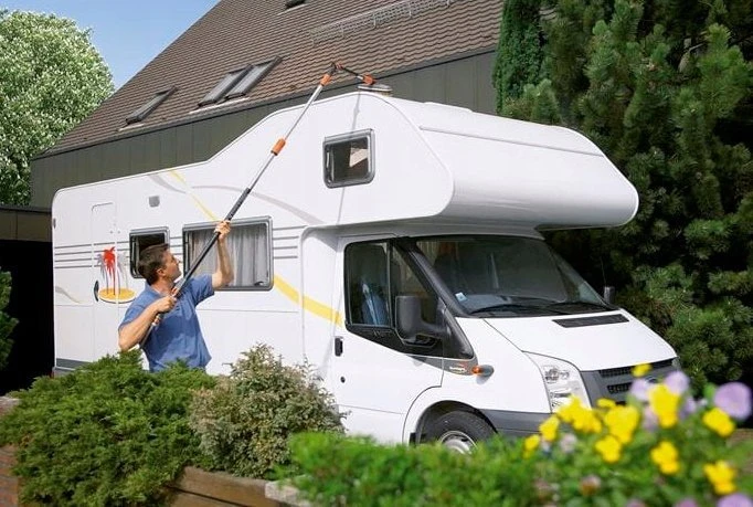 Gardena "Cleansystem" rankena "Flex", prijungiama prie vandens tiekimo, skirta sunkiai pasiekiamoms vietoms plauti