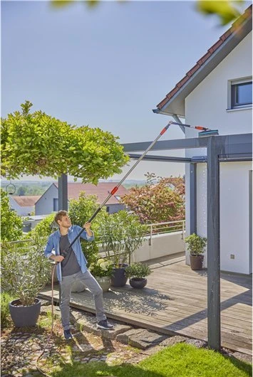 Gardena "Cleansystem" rankena "Flex", prijungiama prie vandens tiekimo, skirta sunkiai pasiekiamoms vietoms plauti