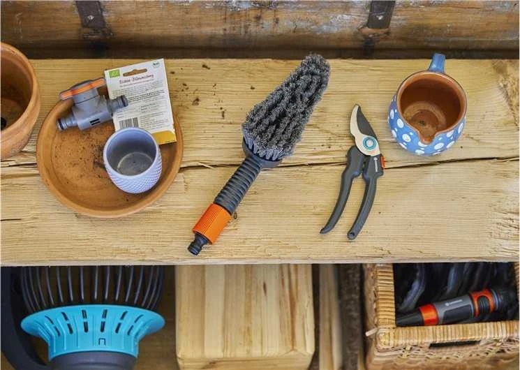 Gardena "Cleansystem" plovimo komplektas su šepečiu "Soft" S, plovimo šampūno lazdelėmis ir jungtimis