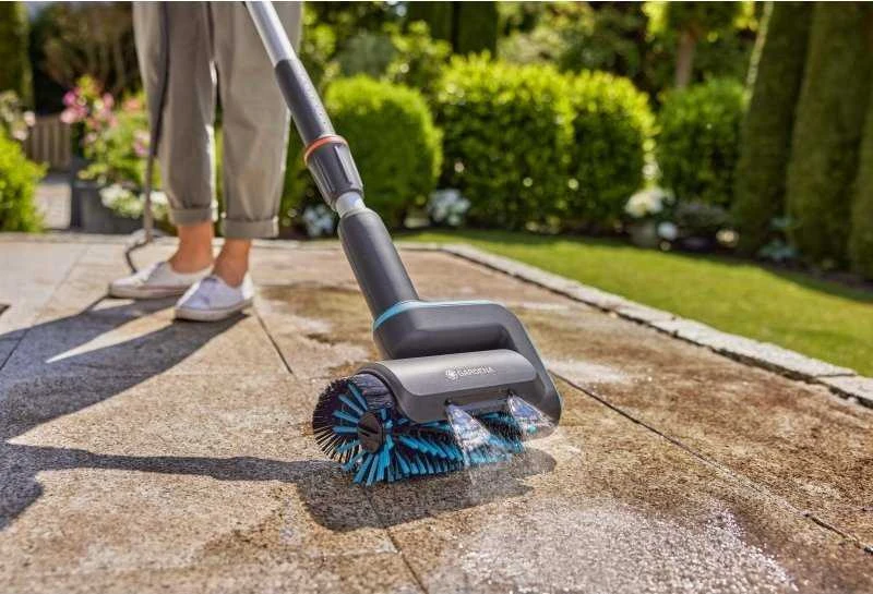 Gardena Akumuliatorinis daugiafunkcinis valytuvas "AquaBrush Patio", skirtas subraižymams jautriems mediniams paviršiams