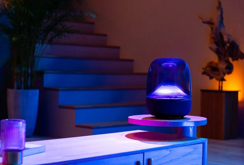 Harman Kardon Bluetooth namų garsiakalbis su Auracast ir 360° apšvietimu Aura Studio 5