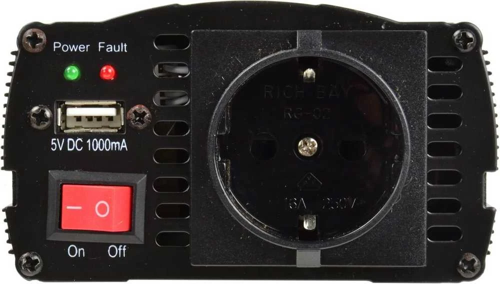 Geko įtampos keitiklis: priekinis skydelis su USB ir rozete