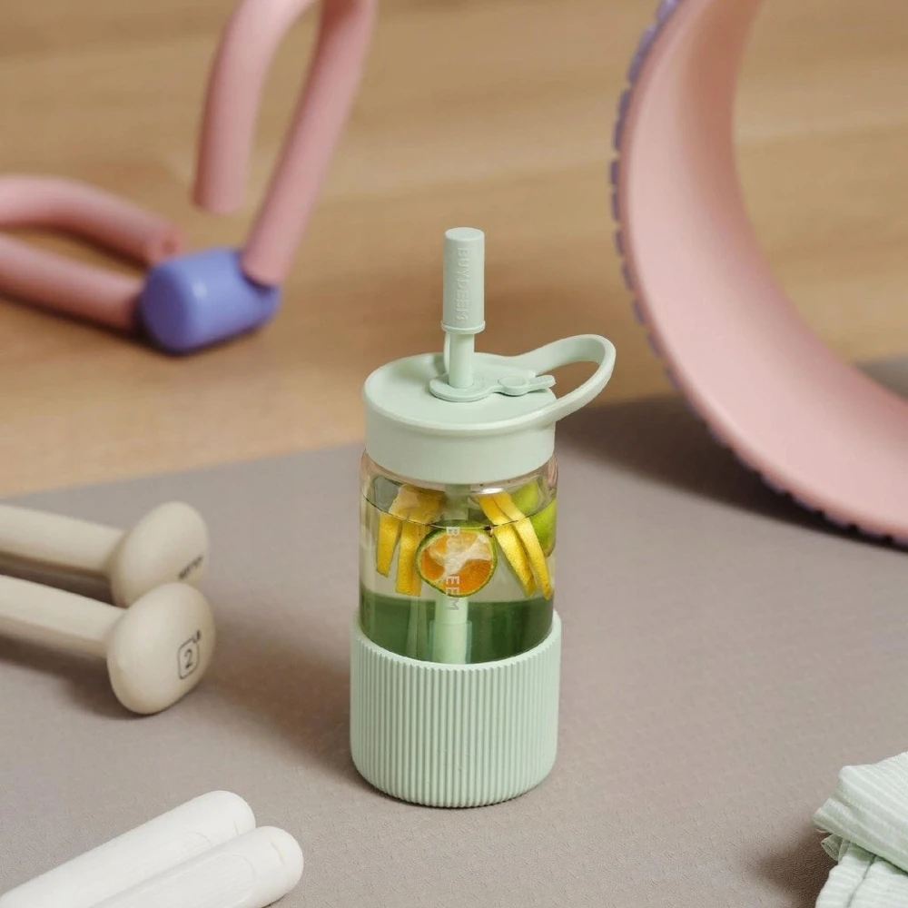 Gertuvė BUYDEEM nešiojamas stiklinis butelis su šiaudeliu 550ml, modelis DG425, spalva jauki žalsva