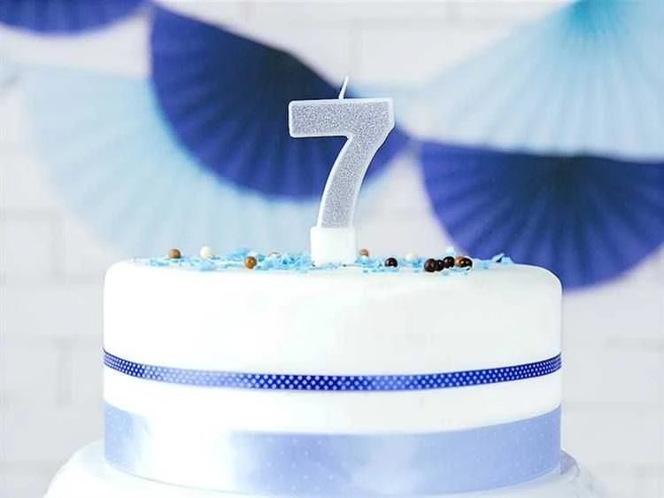 PartyDeco Gimtadienio žvakutė nr 7 sidabrinė blizganti 7cm