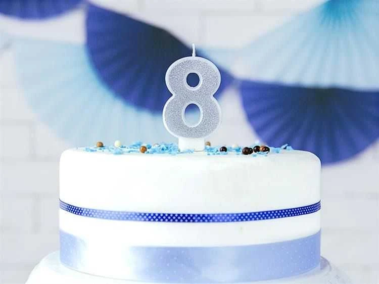 PartyDeco Gimtadienio žvakutė nr 8 sidabrinė blizganti 7cm