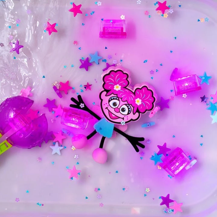 Glo Pals Glo Pals, Abby Bath figūrėlė – rinkinys su dviem sensoriniais kubeliais, švytinčiais vandenyje