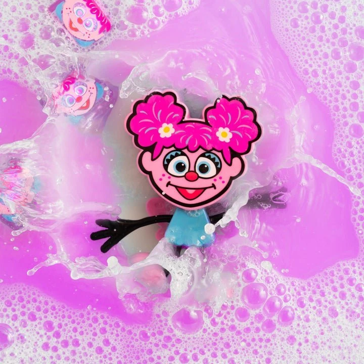 Glo Pals Glo Pals, Abby Bath figūrėlė – rinkinys su dviem sensoriniais kubeliais, švytinčiais vandenyje