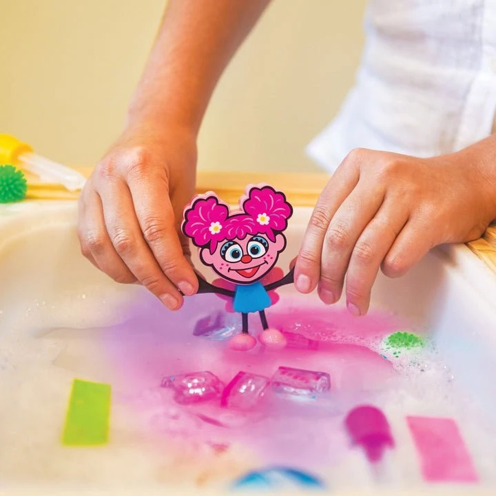 Glo Pals Glo Pals, Abby Bath figūrėlė – rinkinys su dviem sensoriniais kubeliais, švytinčiais vandenyje