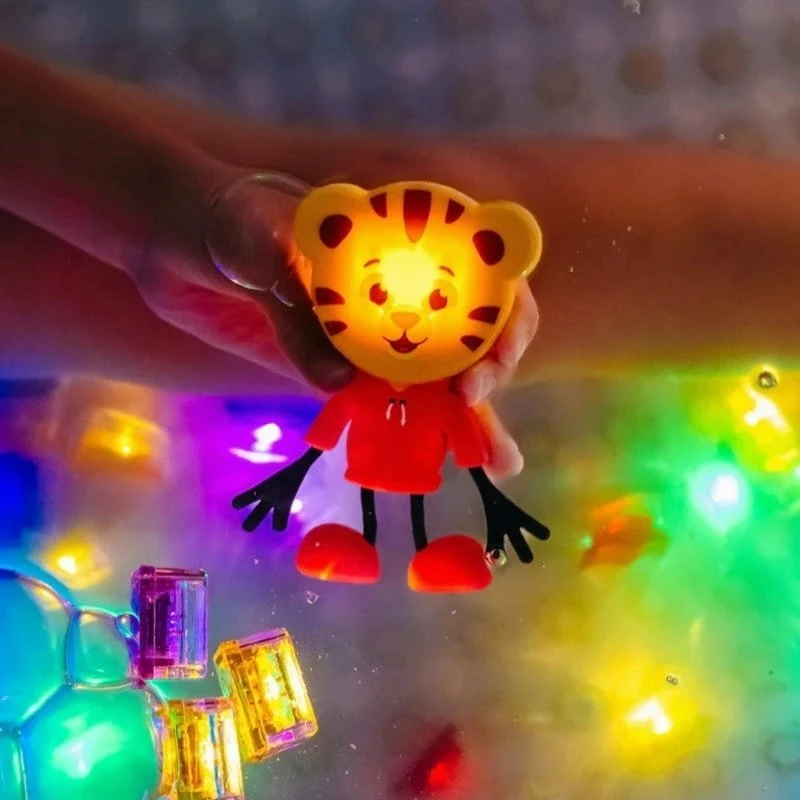 Glo Pals Glo Pals, Danielio Tigro figūrėlė vonioje – rinkinys su dviem sensoriniais kubeliais, švytinčiais vandenyje