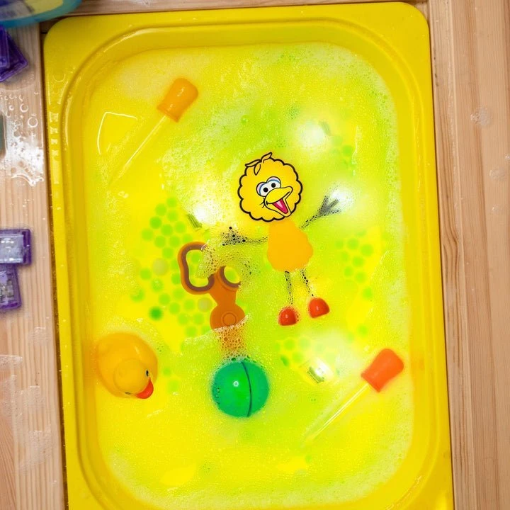 Glo Pals Glo Pals, didelė paukščių vonios figūrėlė – rinkinys su dviem sensoriniais kubeliais, švytinčiais vandenyje