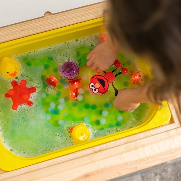 Glo Pals Glo Pals, Elmo vonios figūrėlė – rinkinys su dviem sensoriniais kubeliais, švytinčiais vandenyje