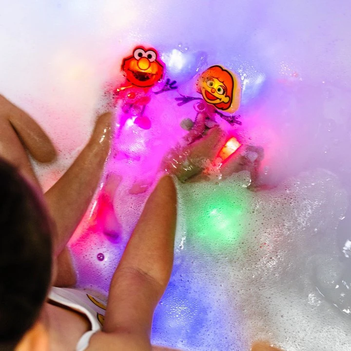 Glo Pals Glo Pals, Elmo vonios figūrėlė – rinkinys su dviem sensoriniais kubeliais, švytinčiais vandenyje