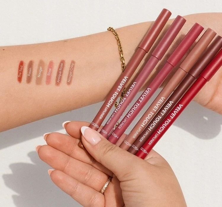 „Gosh Velvet Touch Vitamin E“ lūpų kontūro pieštukas „Lip Liner 001 Nougat Crisp“ 1,2 g