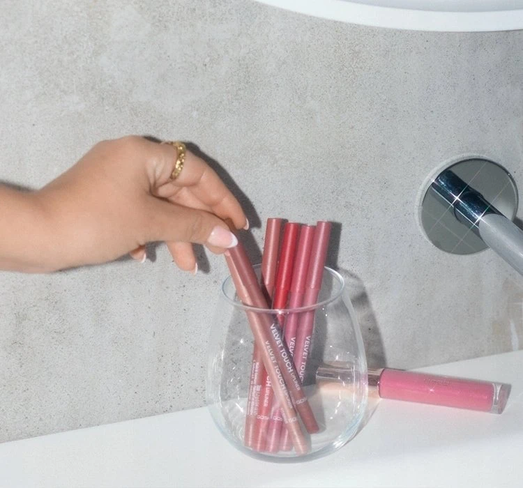 „Gosh Velvet Touch Vitamin E“ lūpų kontūro pieštukas „Lip Liner 001 Nougat Crisp“ 1,2 g