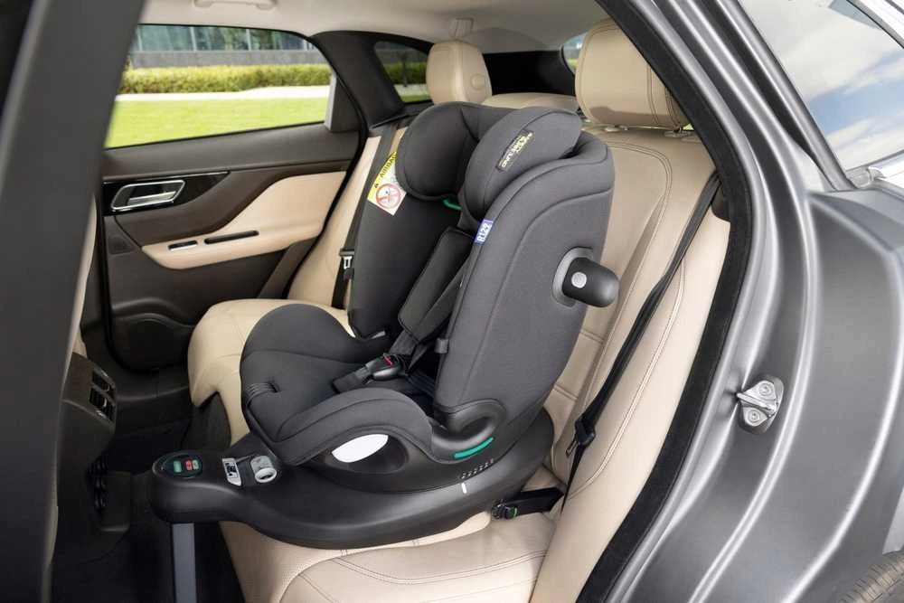 Graco Turn2me Grow R129 kėdutė automobilyje