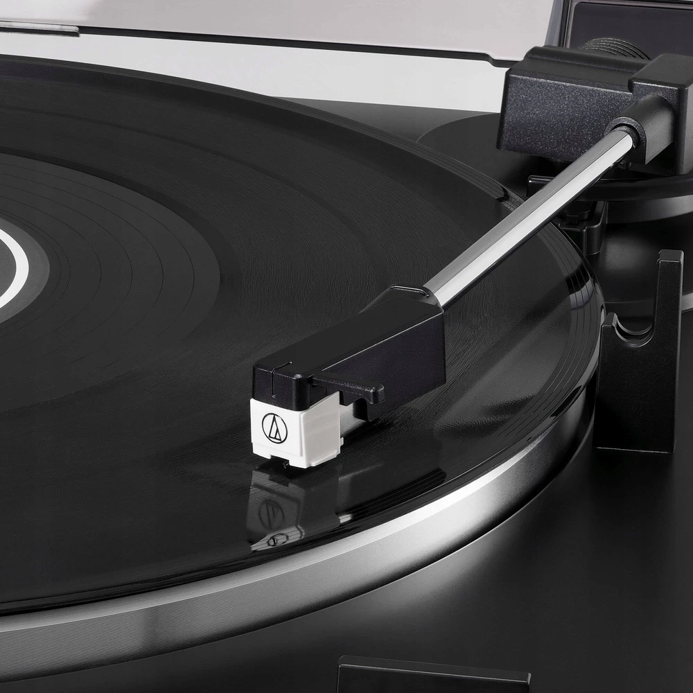Visiškai automatinis patefonas su diržine pavara Audio Technica AT-LP60XBK