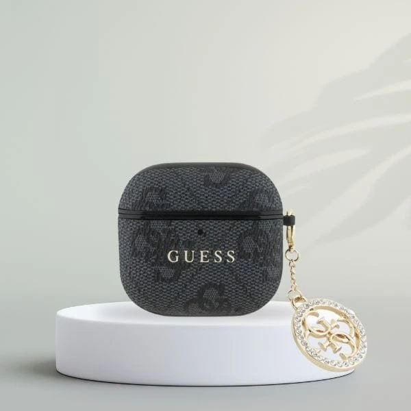 Guess 4G Script PC/PU Charm dėklas skirtas Apple AirPods 4 juodos spalvos