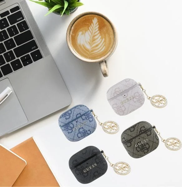 Guess 4G Script PC/PU Charm dėklas skirtas Apple AirPods 4 juodos spalvos