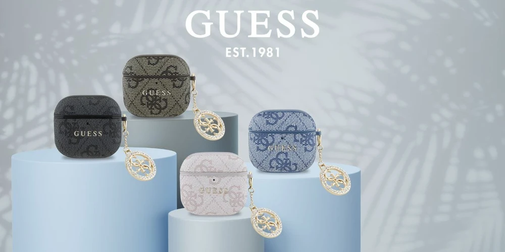 Guess 4G Script PC/PU Charm dėklas skirtas Apple AirPods 4 juodos spalvos