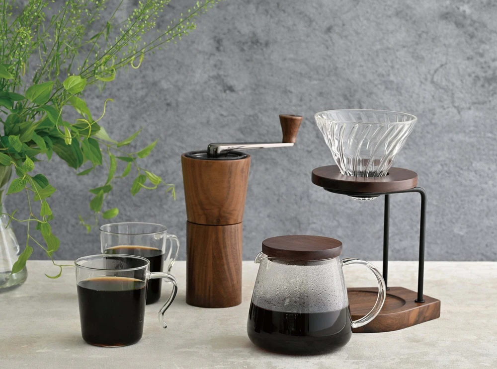 Hario V60 lašintuvas su kavos ruošimo įrankiais