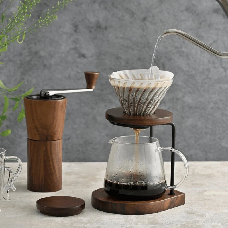 Hario V60 lašintuvas ruošiant kavą su mediniu stovu