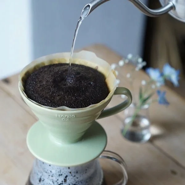 Hario V60-02 keramikinis kavos lašintuvas Smokey Žalias