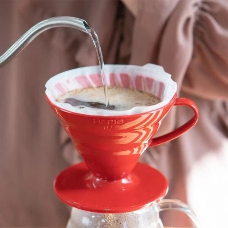 Raudonas Hario V60-02 lašintuvas ruošiant kavą
