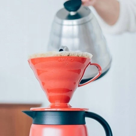 Hario V60-02 plastikinis lašintuvas raudonas