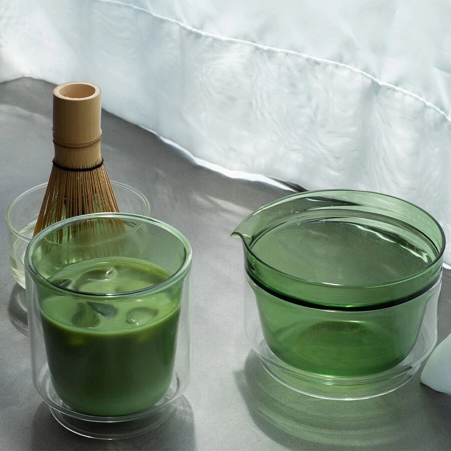 Hario žalio stiklo dvisienis matcha dubenėlis su arbata
