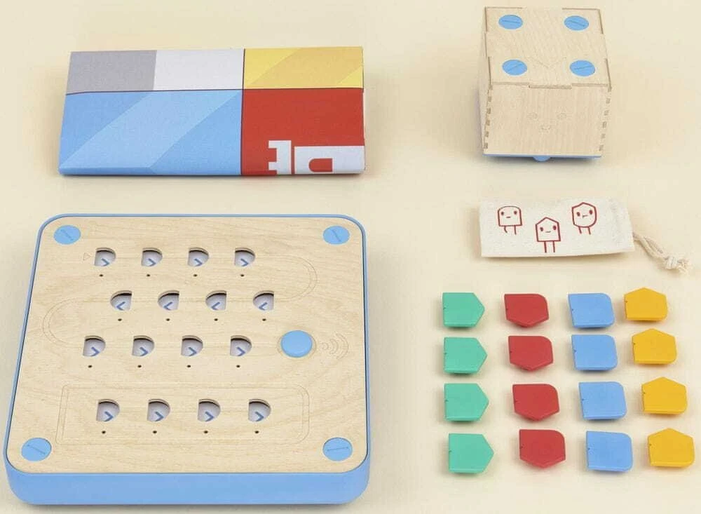 Cubetto Montessori robotas su valdymo pultu ir kaladėlėmis