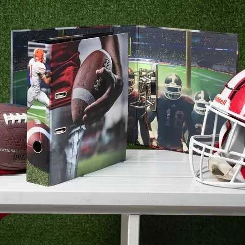 Atviras HERMA A4 segtuvas su amerikietiško futbolo spauda