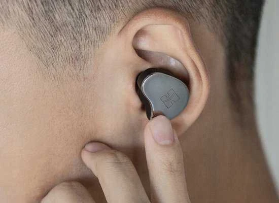 Hifiman TWS800 ausinės ausyje