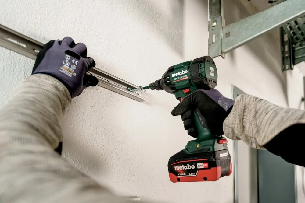 Smūginis veržliasūkis Metabo SSW 18 LTX 550 BL; 18 V; 2x5,2 Ah akum.