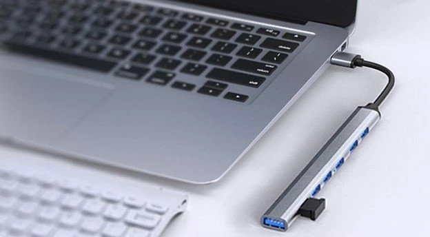 USB adapteris su septyniais prievadais prie kompiuterio