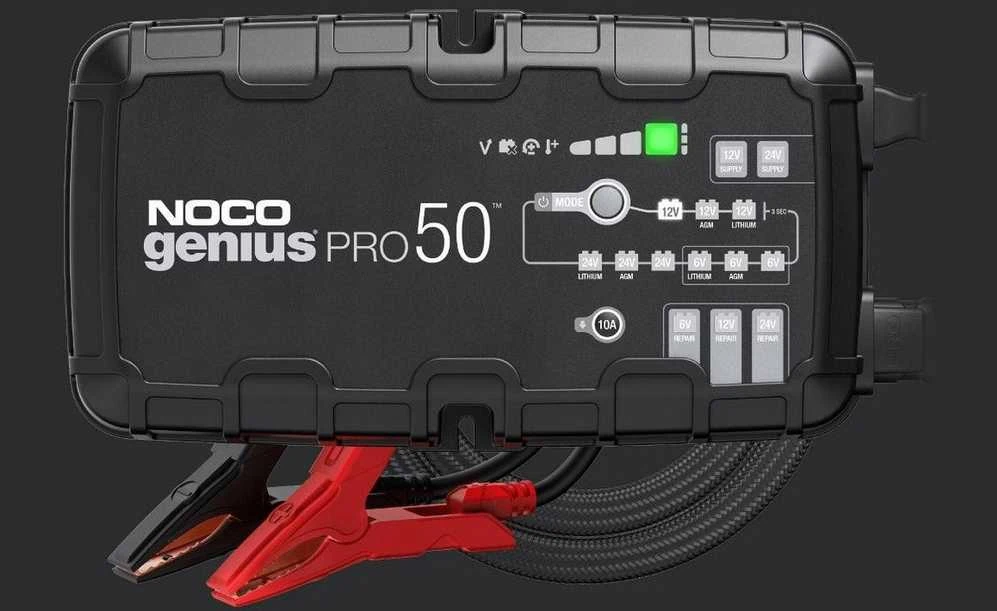 Noco Genius Pro 50 įkroviklio valdymo skydelis su gnybtais