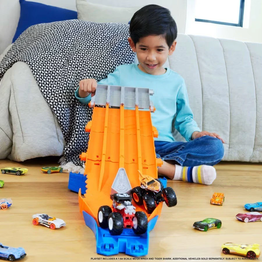 „Hot Wheels“ monstrų sunkvežimio dviejų automobilių griovimo lenktynės