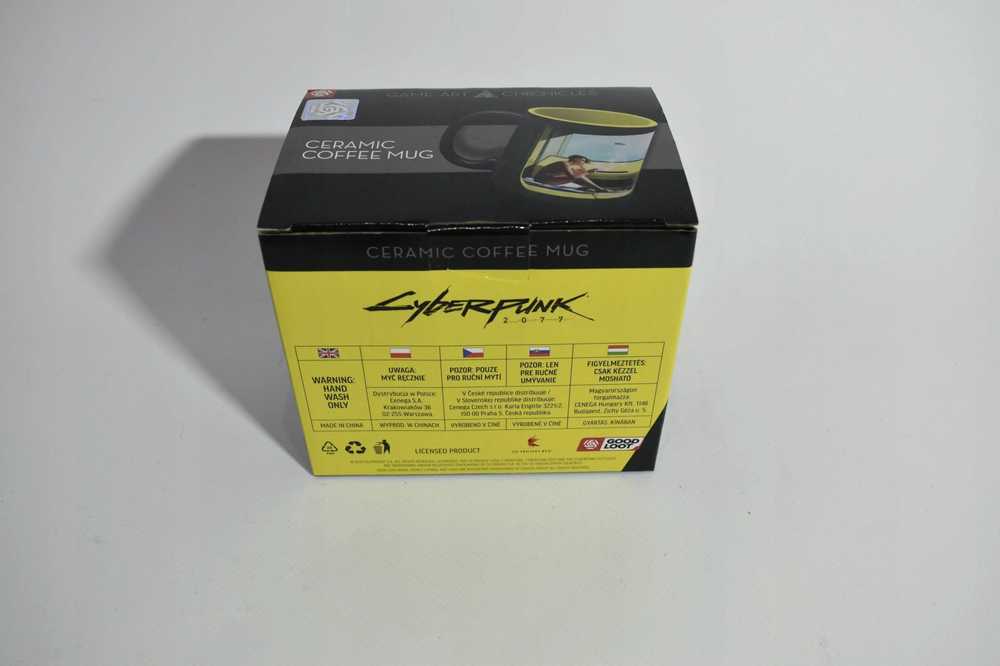 „Cenega Heat Reveal“ puodelis „Good Loot Cyberpunk 2077 Game Art Chronicles“ – V ir Edward Hopper 450 ml Juodas, Geltona