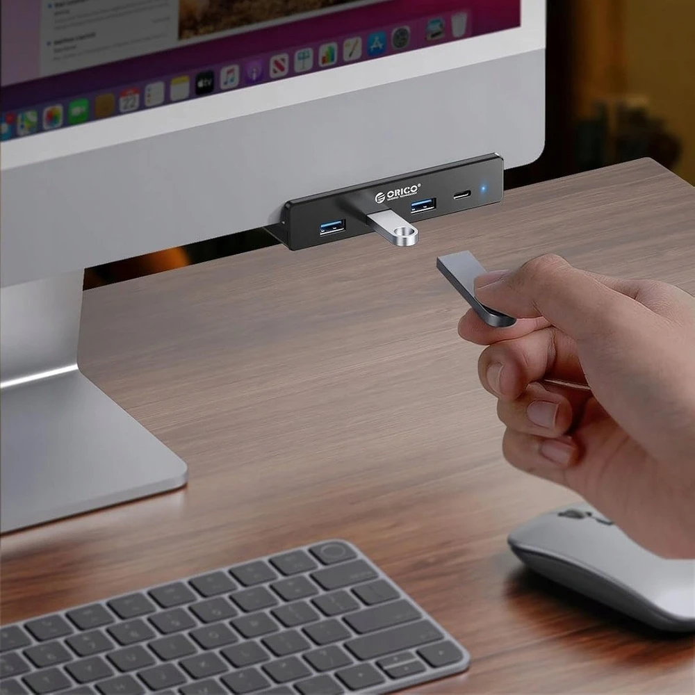 Orico USB šakotuvas pritvirtintas prie monitoriaus