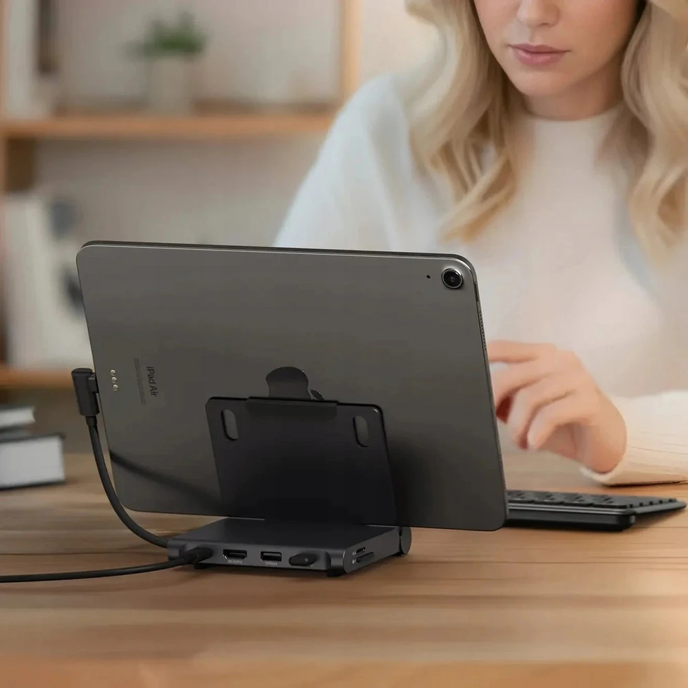 USB ŠAKOTUVAS „Satechi OntheGo Foldable Stand Hub“ – sulankstomas stovas ir šakotuvas mobiliesiems įrenginiams (USB-C 100W PD, USB-C 10 Gbps, USB-A 10 Gbps, micro/SD kortelių skaitytuvas 312 MB/s, 3,5 mm lizdas, 4K HDMI) (juodas)