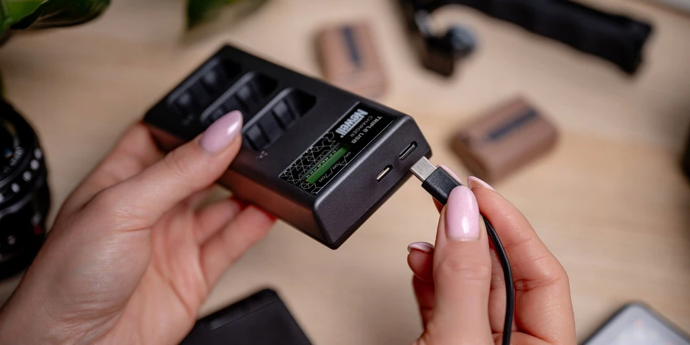 Įkroviklis - Newell CD-USB-C Trijų Kanalų Įkroviklis Canon LP-E6 Baterijoms USB-C, Micro USB, Juodas