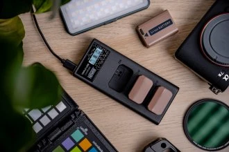 Baterijų Įkroviklis - Newell CD-USB-C Trijų Baterijų Įkroviklis Sony NP-FW50 Baterijoms, USB-C, Micro USB, Juodas