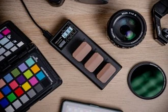 Baterijų Įkroviklis - Newell CD-USB-C Trijų Baterijų Įkroviklis Sony NP-FW50 Baterijoms, USB-C, Micro USB, Juodas