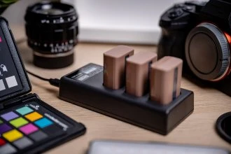 Baterijų Įkroviklis - Newell CD-USB-C Trijų Kanalų Įkroviklis Sony NP-BX1 Baterijoms USB-C/Micro USB Juodas