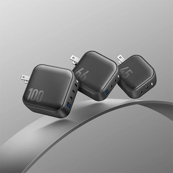 ENERGEA Laidinis įkroviklis 1xUSB+3xUSB-CPD-PPS-QC 3.0 100W 3C1A juodos spalvos US+EU Travelite GAN100
