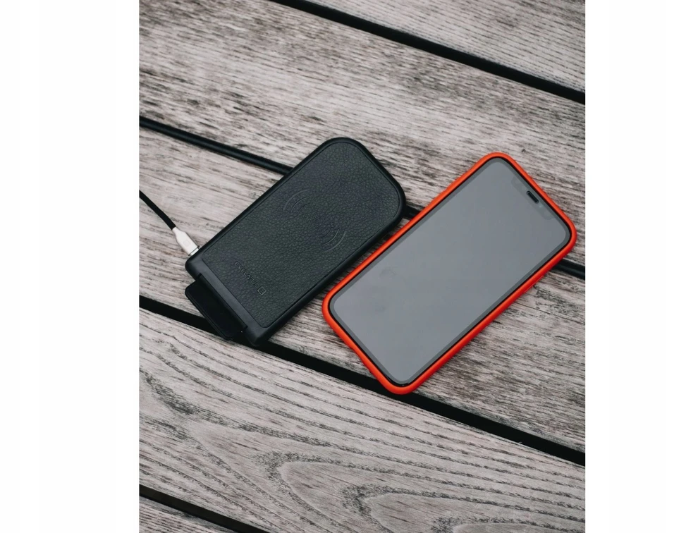 Evelatus EWD01 15W Bezvadu lādētājs ar izveklamu Klipša Statīvu priekš Telefona USB-C Melns