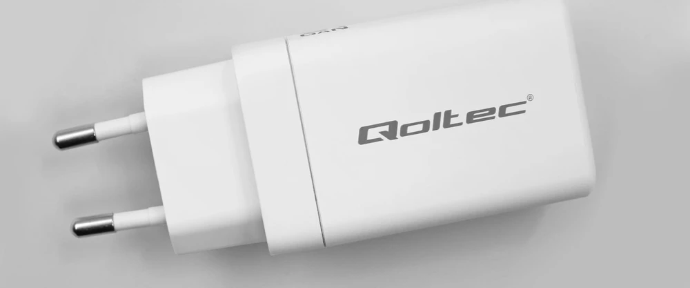 Adapteris Įkroviklis tinklo 65w gan 5-20v 3-3.35a 2 x usb-c pd 1 usb qc 3.0 baltas Qoltec